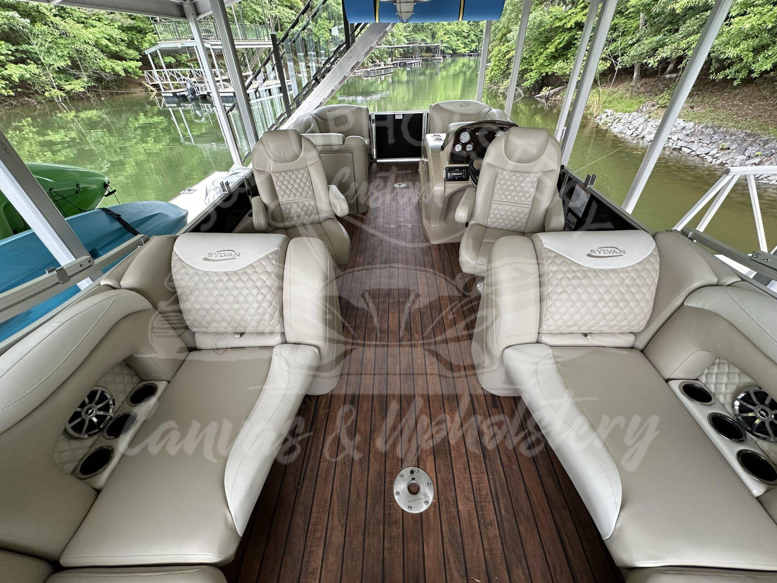 2017 Full Pontoon Upholstery: Luxurious Hexagon Design